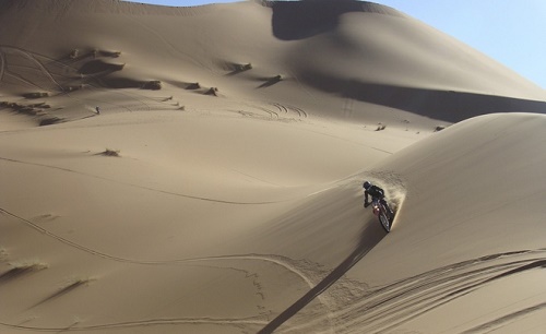 moto qui roule sur les dunes de sable 